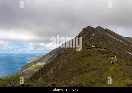 Wanderer in Donegal, Irland zu Fuß bis zu Slieve League Klippen in der Nähe von Teelin wilden Atlantik unterwegs Stockfoto