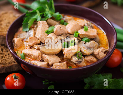 Ungarische Paprika (Gulasch) Huhn mit Pilzen Stockfoto