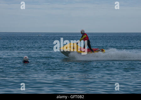 Rettungsschwimmer sind ein Spritzen mit neuen Jet ski Patrouillen in Cornwall zu machen Stockfoto