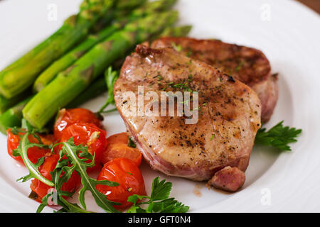 Gegrilltes Rindfleisch Steak Grillfleisch mit Spargel und Tomaten. Stockfoto