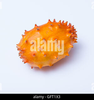 Geschliffene Melone oder Kiwano isoliert auf einem weißen Studio-Hintergrund. Stockfoto