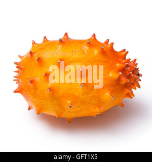 Geschliffene Melone oder Kiwano isoliert auf einem weißen Studio-Hintergrund. Stockfoto