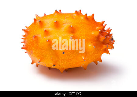 Geschliffene Melone oder Kiwano isoliert auf einem weißen Studio-Hintergrund. Stockfoto