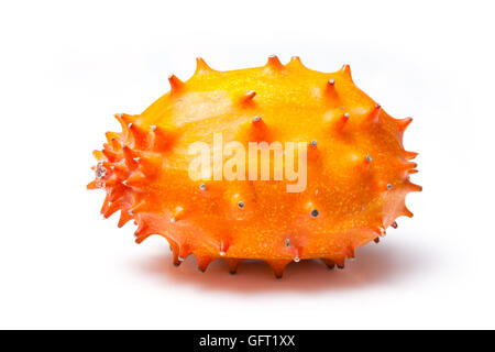 Geschliffene Melone oder Kiwano isoliert auf einem weißen Studio-Hintergrund. Stockfoto