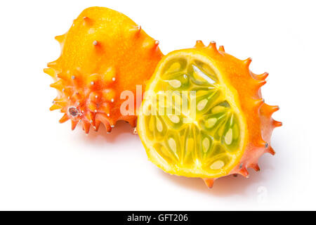 Geschliffene Melone oder Kiwano isoliert auf einem weißen Studio-Hintergrund. Stockfoto