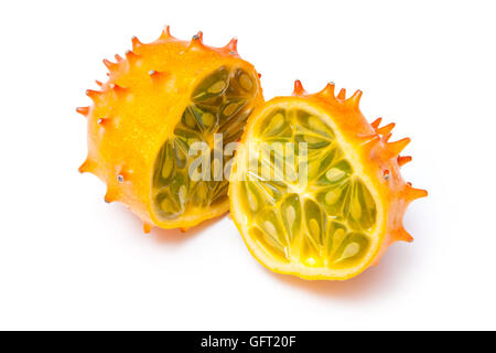 Geschliffene Melone oder Kiwano isoliert auf einem weißen Studio-Hintergrund. Stockfoto