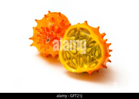 Geschliffene Melone oder Kiwano isoliert auf einem weißen Studio-Hintergrund. Stockfoto