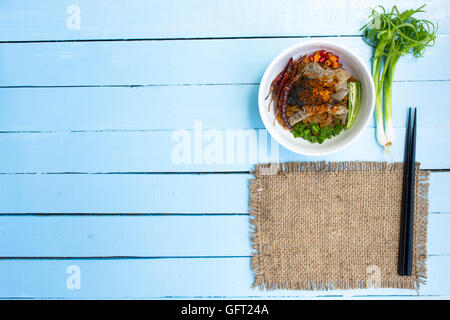 Nudeln in Thailand Beef Noodle auf hölzernen Himmelblau table.top Ansicht Stockfoto