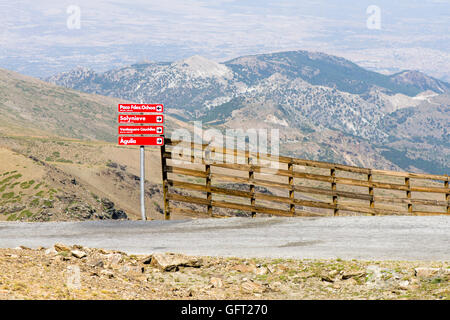 Sierra Nevada, Pisten und Straßen bis zu Pico del Veleta, im Sommer, Andalusien, Spanien. Stockfoto