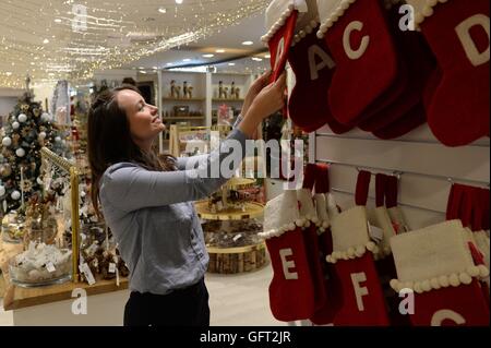 Selfridges öffnen ihre Weihnachts-Shop im Flagshipstore auf der Oxford Street, London, wie das Kaufhaus sagen, es ist der erste Shop in der Welt zu tun, also so früh im Jahr und auf den ersten Tag des Monats August. Stockfoto