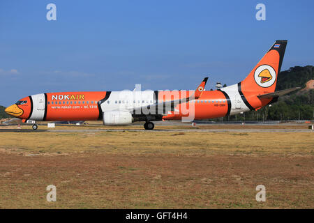 Phuket/Thailand Februar 9, 2017: Boeing 737 von Nok Airways Landung mit Sonderfarben Tiger am Flughafen Phuket. Stockfoto