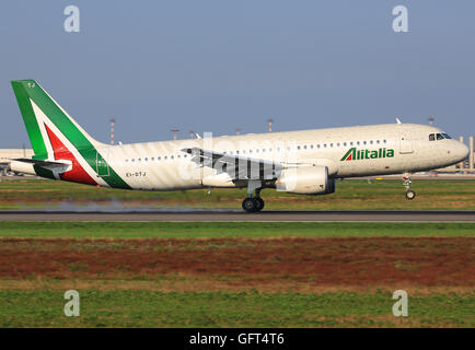 Malpensa/Italien Oktober 25, 2015: Aribus 320 von Air Alitalia landet auf dem Flughafen Malpensa. Stockfoto