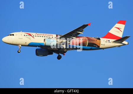 Malpensa/Italia Oktober 25, 2015: Austrian Airlines Airbus A320 Landung am Flughafen Malpensa Stockfoto