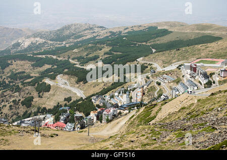 Pisten in Sierra Nevada Ski-Station in der Sommersaison. Granada, Andalusien, Spanien. Stockfoto