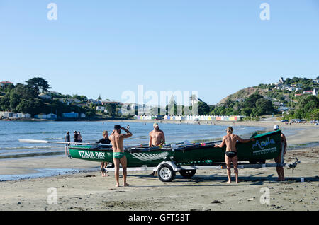 Vorbereitung auf Surf lebensrettende langes Boot, Titahi Bay, Porirua, Wellington, Nordinsel, Neuseeland zu starten Stockfoto