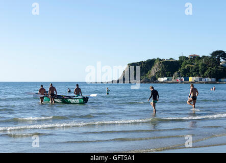 Vorbereitung auf Surf lebensrettende langes Boot, Titahi Bay, Porirua, Wellington, Nordinsel, Neuseeland zu starten Stockfoto