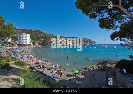 Blick über den Strand mit Sonnenanbeter in Sant Elm an einem sonnigen Sommertag am 10. Juli 2016 in Palma De Mallorca, Balearen, Spanien Stockfoto