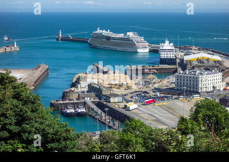 Dover Cruise Terminal Western Docks Dover Kent England UK Cruise Ship AIDAstella und Cruise Ship Azamara Reise im Hafen. Stockfoto