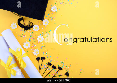 Gelb-schwarz / weiß-Thema Graduierung mit verzierten Rahmen auf gelbem Hintergrund, mit herzlichen Glückwunsch Text Hintergrund. Stockfoto