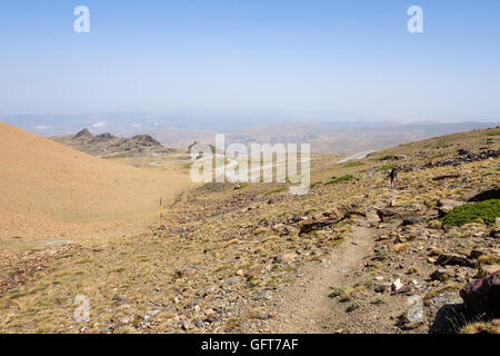 Gewundenen Straße und karge Landschaft in der Nähe von Skigebiet, Berge der Sierra Nevada, Granada, Spanien. Stockfoto