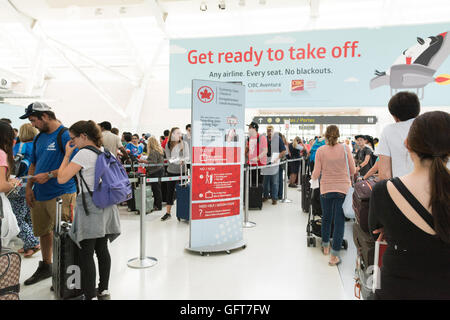 Air Canada Check-in und lange Warteschlangen am Toronto Pearson International Airport, Kanada Stockfoto