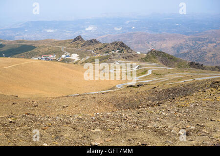 Gewundenen Straße und karge Landschaft in der Nähe von Skigebiet, Berge der Sierra Nevada, Granada, Spanien. Stockfoto