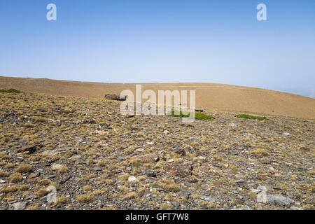 Karge Landschaft Pico del Veleta, Berge der Sierra Nevada, Granada, Spanien. Stockfoto