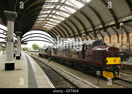 West Coast Eisenbahn Klasse 37 Lokomotiven im Bahnhof York, UK. Stockfoto