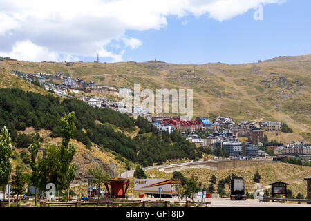 Pisten in Sierra Nevada Ski-Station in der Sommersaison. Granada, Andalusien, Spanien. Stockfoto