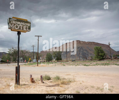 alten Thompson Motel anmelden Thompson Utah USA vor Berg an einem stürmischen Tag Stockfoto