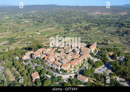 LUFTAUFNAHME. Mittelalterliches Dorf auf einem Hügel mit Blick auf eine Landschaft von Weinreben. Le Castellet, Var, Provence, Frankreich. Stockfoto