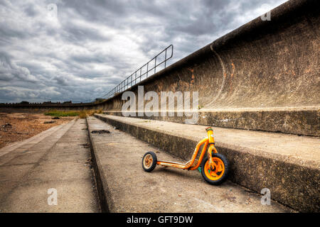 Fly tipping Müll hinterlassen unerwünschte Schrott Scooter Kinderspielzeug gebrochen beschädigt über Reparatur Bits verloren Childs UK verrotten überlassen Stockfoto