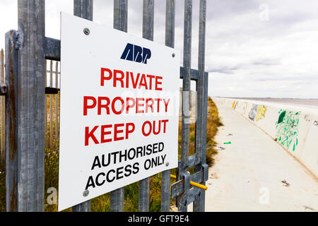 Privates Eigentum halten Schild Warnung autorisierten Zugang nur auf Tor Jedermannsrecht UK England GB Stockfoto