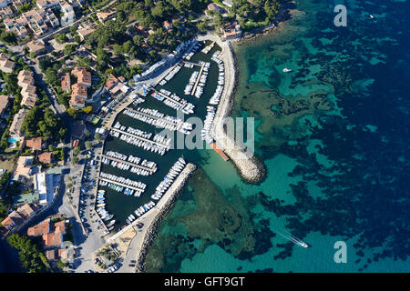 LUFTAUFNAHME. Die kleine Marina von La Madrague mit dem farbenfrohen Meeresboden der Bay des Lecques. Saint-Cyr-sur-Mer, Var, Provence, Frankreich. Stockfoto
