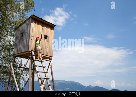Hübsche Frau auf Jäger hohen Turm Stockfoto