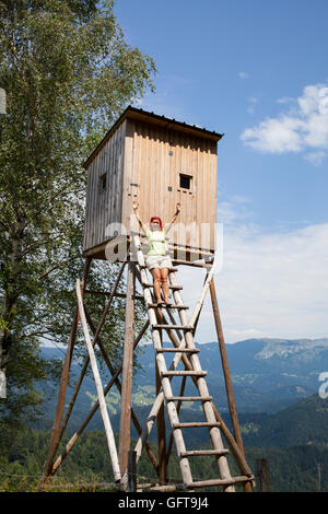 Hübsche Frau auf Jäger hohen Turm Stockfoto