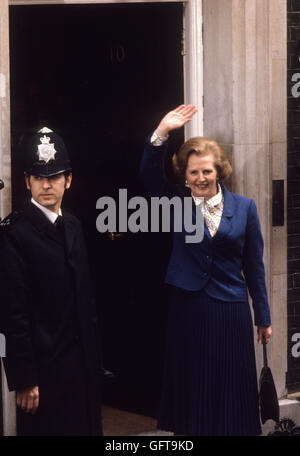 Margaret Thatcher 10 Downing Street London 1970er Jahre Wahlsieg 1979. Der Sieg bei den Parlamentswahlen winkte der Presse und den Glückwünschen von der Haustür der Downing Street 10 zu. UK HOMER SYKES Stockfoto