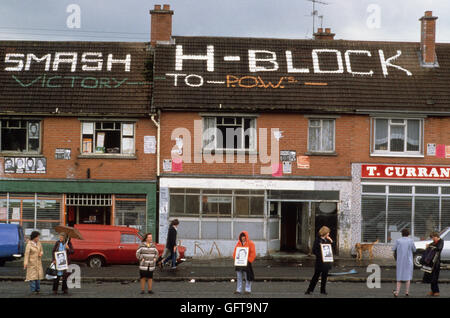 Hungerstreik Weiße Linie stiller Protest zur Unterstützung der Hungerstreikenden des H Block IRA. Belfast 1981. Die Probleme, die Demonstranten halten Plackards mit Fotos von Joseph Joe McDonnell, Kieran Doherty. Beide Männer starben im Hungerstreik. Whiterock ist ein Vorort von Belfast, Nordirland 1980er Jahre HOMER SYKES Stockfoto