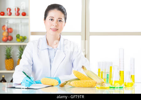 Asiatische Wissenschaftlerin Aufnahme Forschungsdaten für gentechnische Veränderung test Stockfoto