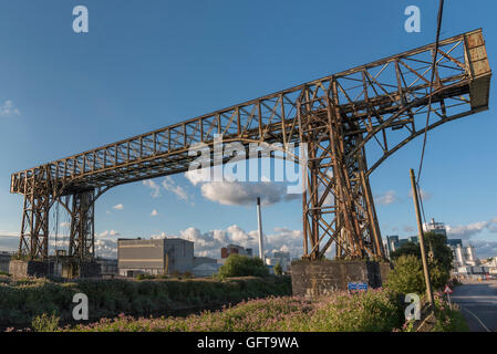 Die Warrington oder Bank Quay Transporter Brücke wurde über dem Fluß Mersey 1916 zu einem Preis von £34.000 eröffnet. Stockfoto