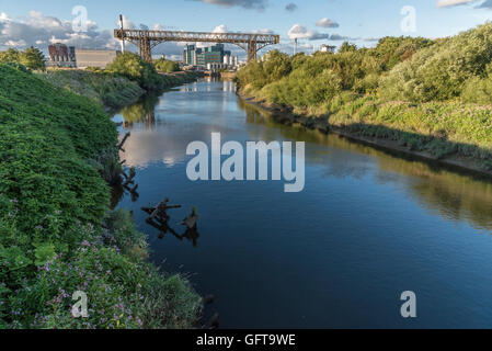 Die Warrington oder Bank Quay Transporter Brücke wurde über dem Fluß Mersey 1916 zu einem Preis von £34.000 eröffnet. Stockfoto