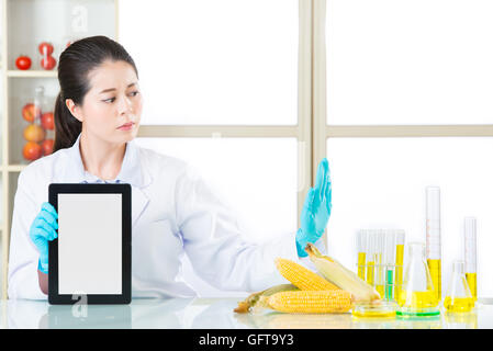 Entdecken Sie genetische Veränderung Lebensmittelinformationen Internet durch digital-Tablette Stockfoto