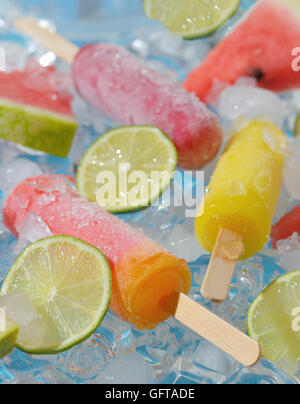 Erfrischende Limette und Früchte Eis am Stiel auf Eiswürfel Stockfoto
