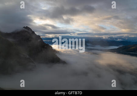 Sonnenaufgang mit nebligen Himmel in den Lechtaler Alpen, Nord-Tirol, Österreich Stockfoto