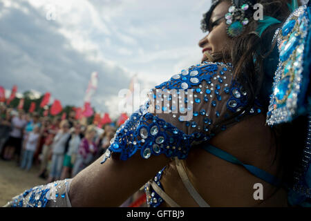 Tänzer beim WOMAD 2016 World Of Music Arts and Dance Festival in Charlton Park. Wiltshire. England. UK Stockfoto