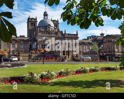 Das alte königliche Bäder Gebäude aus Crescent Gardens Harrogate North Yorkshire England Stockfoto