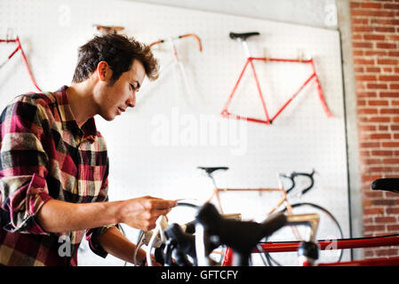 Ein Mann in einem Zyklus-Shop lesen das Preisschild auf dem Fahrrad Stockfoto