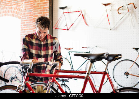 Ein Mann in einem Zyklus-Shop lesen das Preisschild auf dem Fahrrad Stockfoto