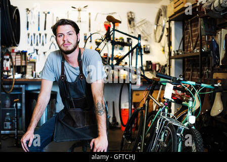 Ein Mann, der arbeitet in einer Fahrradwerkstatt Stockfoto