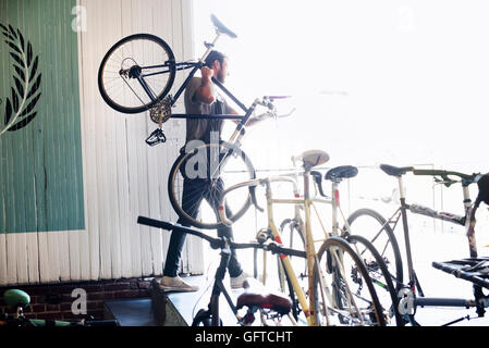 Ein Mann, der arbeitet in einer Fahrradwerkstatt Stockfoto